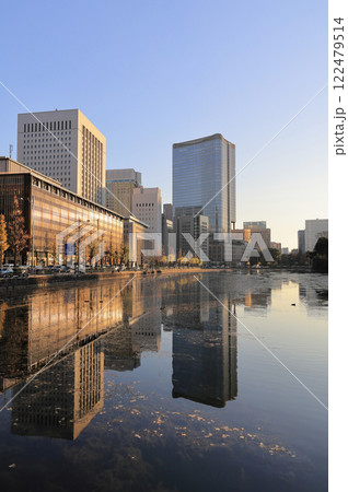皇居外苑、馬場先門付近から日比谷濠ごしに見る黄昏の丸の内 122479514