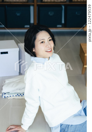 リビングから外を見る女性 リビングから外を見る女性 122479539
