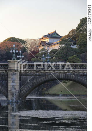 黄昏の皇居。正門石橋、二重橋、伏見櫓 122479541