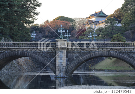 黄昏の皇居。正門石橋、二重橋、伏見櫓 122479542