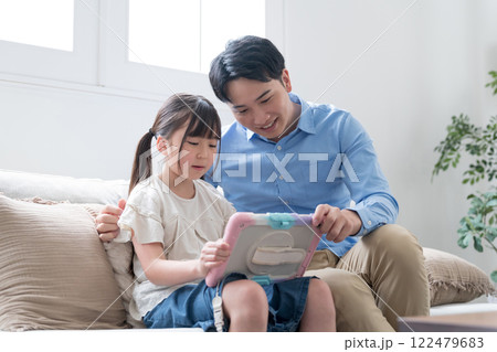 9歳の娘とパパ 9歳の娘とパパ 122479683