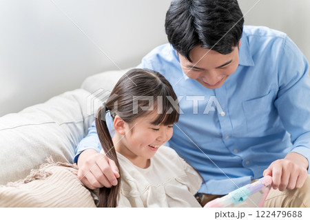 9歳の娘とパパ 9歳の娘とパパ 122479688