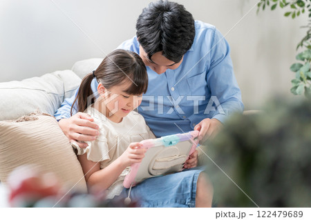 9歳の娘とパパ 122479689