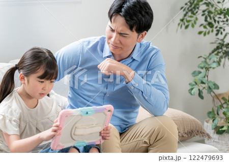 9歳の娘とパパ 9歳の娘とパパ 122479693