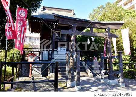 横浜市旭区 鶴ヶ峰公園の鶴ヶ峯稲荷神社と青空 横浜市旭区 鶴ヶ峰公園の鶴ヶ峯稲荷神社と青空 122479985