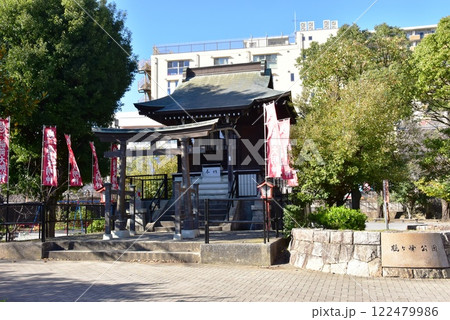 横浜市旭区　鶴ヶ峰公園の鶴ヶ峯稲荷神社と青空 122479986