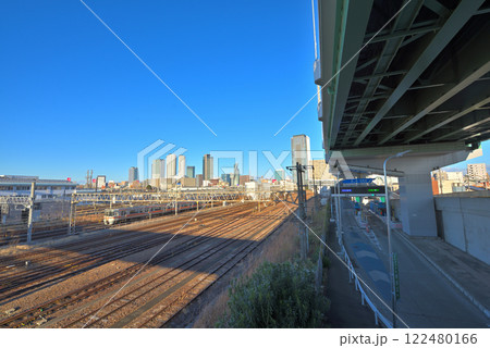 《愛知県》名古屋都市風景　中村区向野橋から見た高層ビル群とJR東海名古屋車両区 122480166