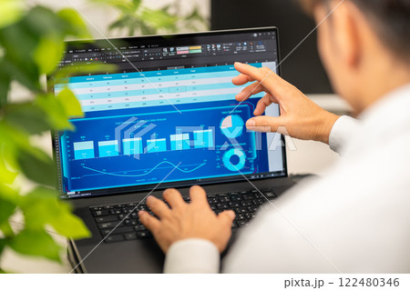 総務　経理　事務職　営業事務　一般事務　データサイエンティスト　表　折れ線グラフ 122480346