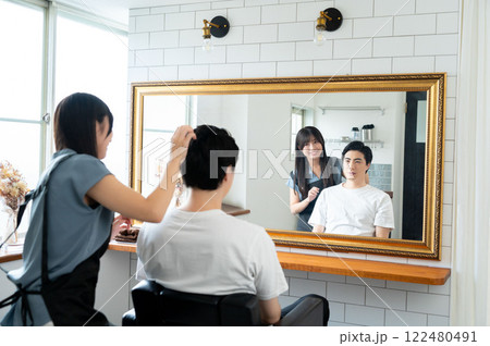 女性スタッフに髪のカウンセリングをする日本人男性 122480491