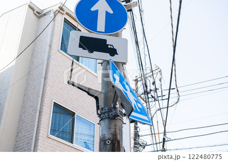折れて変形している横断歩道交通標識のアップ 折れて変形している横断歩道交通標識のアップ 122480775