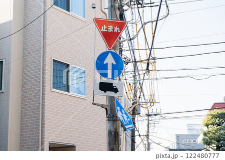 折れて変形している横断歩道交通標識 折れて変形している横断歩道交通標識 122480777