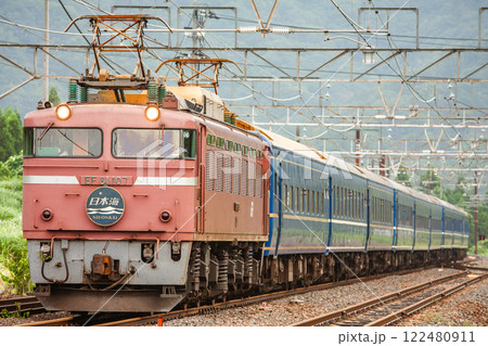 新疋田駅を通過する寝台特急 日本海号 122480911