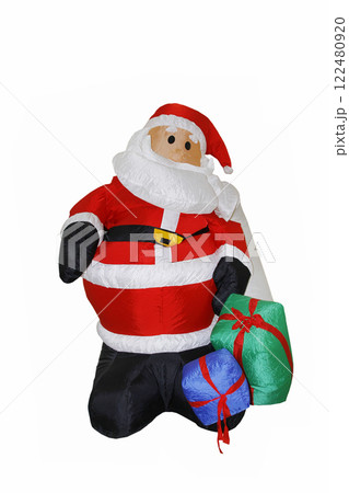 クリスマスはサンタクロースがプレゼントを持ってきて子供たちを喜ばせてくれる 122480920