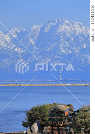 立山連峰をバックに雨晴海岸を走るべるもんた 122481516