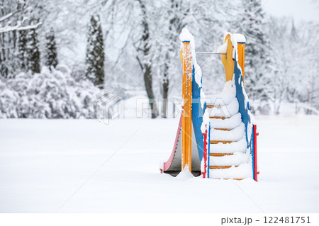 Children's slide with stairs in the playground covered with a lot of snow 122481751
