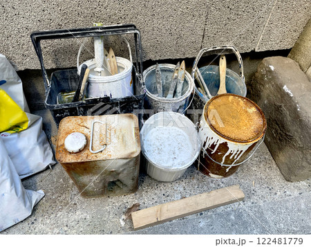 塗装用のペンキと塗装塗装用のペンキと塗装道具のイメージ道具のイメージ 122481779