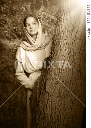 Young pretty girl in the park 122481881