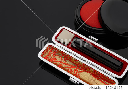 印鑑と朱肉 122481954