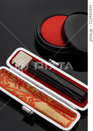 印鑑と朱肉 122481955