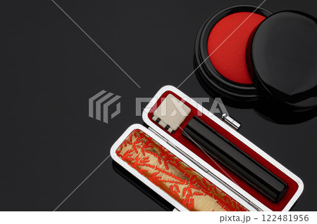 印鑑と朱肉 122481956