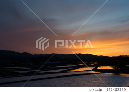 夕日を反射する水田 夕日を反射する水田 122482329