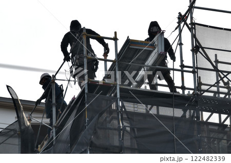 マンションリフォーム工事　とび職人の仮設足場解体作業 122482339