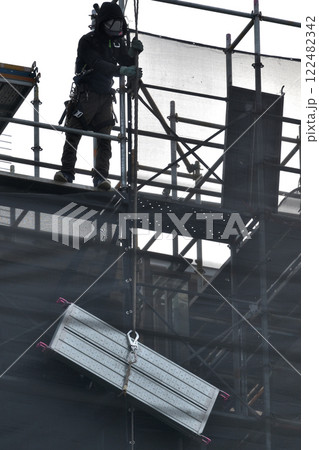 マンションリフォーム工事　とび職人の仮設足場解体作業 122482342