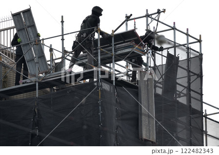 マンションリフォーム工事 とび職人の仮設足場解体作業 マンションリフォーム工事 とび職人の仮設足場解体作業 122482343