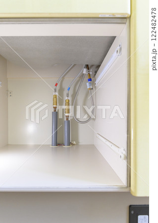 水漏れで交換後の蛇口の配管(ビフォーアフター素材) 水漏れで交換後の蛇口の配管(ビフォーアフター素材) 122482478