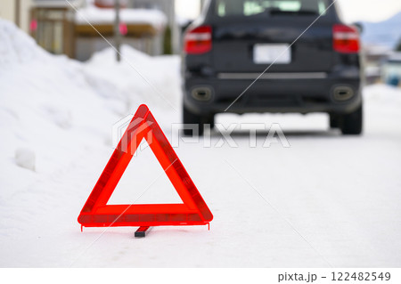 故障車と三角停止板 故障車と三角停止板 122482549