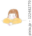 テーブルに手をおく女の子 122482770