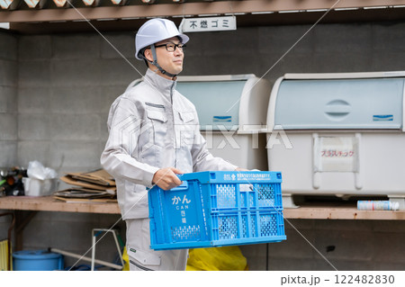 ゴミを回収する作業着の男性 ゴミを回収する作業着の男性 122482830
