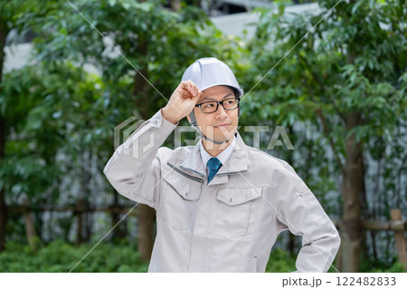 現場で働く作業服の男性 現場で働く作業服の男性 122482833