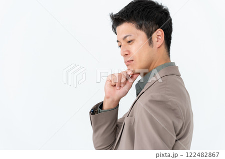 男性　オフィスカジュアル　ビジネス　考える 122482867