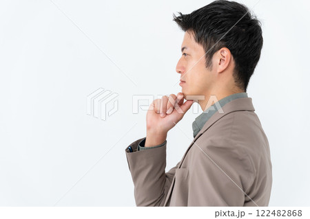 男性　オフィスカジュアル　ビジネス　考える 122482868