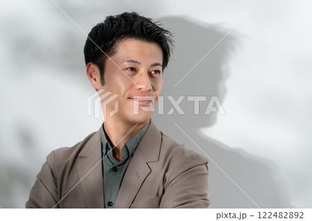 男性 オフィスカジュアル ビジネス 考える 男性 オフィスカジュアル ビジネス 考える 122482892