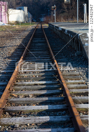 廃線になった線路とホーム　増毛駅 122482947
