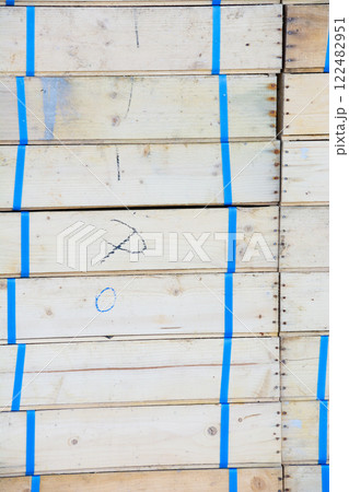 積み上げられた魚箱 122482951