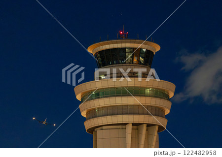 羽田空港管制塔と離陸したジェット旅客機 122482958
