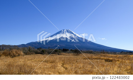 （静岡県）朝霧高原と富士山の絶景 122483002