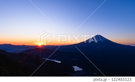 (山梨県)王岳より望む富士山と御来光 (山梨県)王岳より望む富士山と御来光 122483123