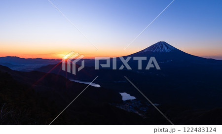 （山梨県）王岳より望む富士山と御来光 122483124