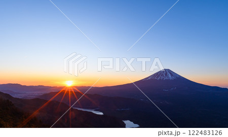 （山梨県）王岳より望む富士山と御来光 122483126