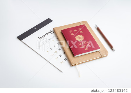 パスポートとカレンダー 白背景 パスポートとカレンダー 白背景 122483142