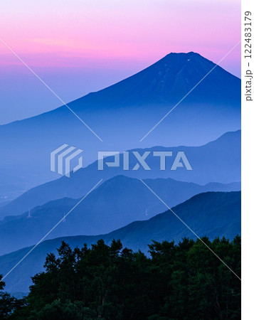 (山梨県)雁ヶ腹摺山より望む夜明けの富士山と山並みの絶景 (山梨県)雁ヶ腹摺山より望む夜明けの富士山と山並みの絶景 122483179