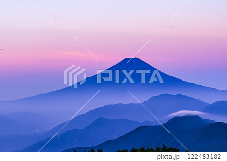 (山梨県)雁ヶ腹摺山より望む夜明けの富士山と山並みの絶景 (山梨県)雁ヶ腹摺山より望む夜明けの富士山と山並みの絶景 122483182