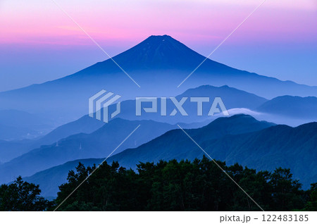 (山梨県)雁ヶ腹摺山より望む夜明けの富士山と山並みの絶景 (山梨県)雁ヶ腹摺山より望む夜明けの富士山と山並みの絶景 122483185