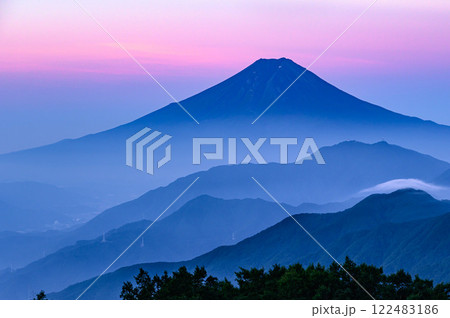 （山梨県）雁ヶ腹摺山より望む夜明けの富士山と山並みの絶景 122483186