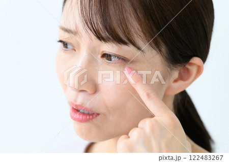 女性 目元 女性 目元 122483267