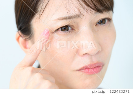 女性 目元 女性 目元 122483271